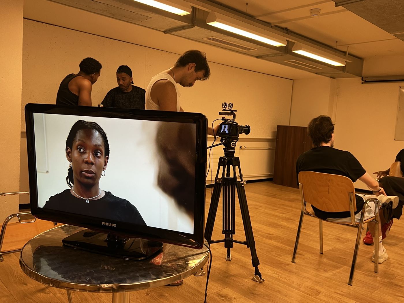 Le visage d'une comédienne sur l'écran de contrôle